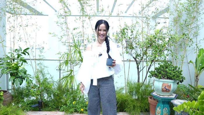 Qua những hình ảnh được chia sẻ, không gian sống của nữ diva gây chú ý bởi sự kết hợp giữa kiến trúc hiện đại, nghệ thuật và thiên nhiên. Thay vì chỉ tập trung vào nội thất sang trọng, căn nhà còn dành nhiều diện tích cho cây xanh, hoa lá và những góc thư giãn riêng tư.