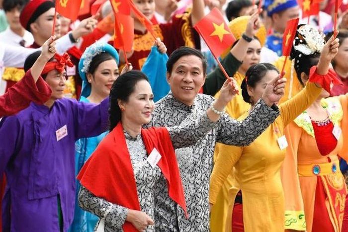 Còn nhớ, bên cạnh hàng nghìn cán bộ, chiến sĩ tham gia diễu binh trong Lễ kỷ niệm 80 năm Cách mạng tháng Tám và Quốc khánh 2/9 (nhiệm vụ A80), nhiều nghệ sĩ cũng vinh dự được góp mặt ở đội hình diễu hành của Khối Văn hóa - Thể thao. Trong số đó, NSND Lan Hương và NSƯT Đỗ Kỷ gây ấn tượng khi là cặp vợ chồng nghệ sĩ duy nhất trong đội hình tham gia diễu binh, diễu hành của khối Văn hóa - Thể thao.