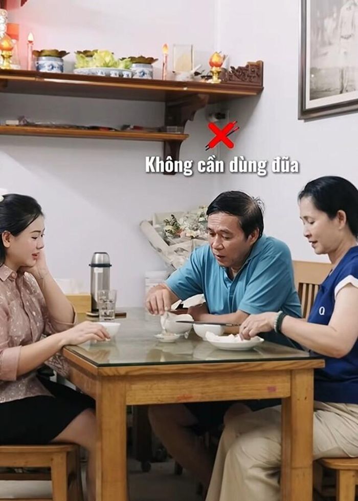Cả nhà cùng thưởng thức món cơm nắm muối vừng. Nghệ sĩ Đỗ Kỷ dí dỏm nói với con dâu “Không cần dùng đũa đâu”, bởi món này ngon nhất là khi được ăn bằng tay, như ngày xưa. Trong căn bếp gia đình NSND Lan Hương - NSƯT Đỗ Kỷ, một món ăn dân dã vì thế không chỉ được làm lại để thưởng thức. Nó còn được trao truyền như một phần ký ức gia đình và văn hóa ẩm thực Việt Nam.