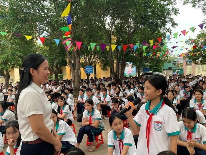 Thông qua hoạt động này, Trung tâm Y tế thành phố Vinh góp phần đẩy mạnh truyền thông, giáo dục sức khỏe trong trường học, tăng cường phối hợp giữa ngành y tế và ngành giáo dục trong chăm sóc, bảo vệ trẻ em. Ảnh: T.L.
