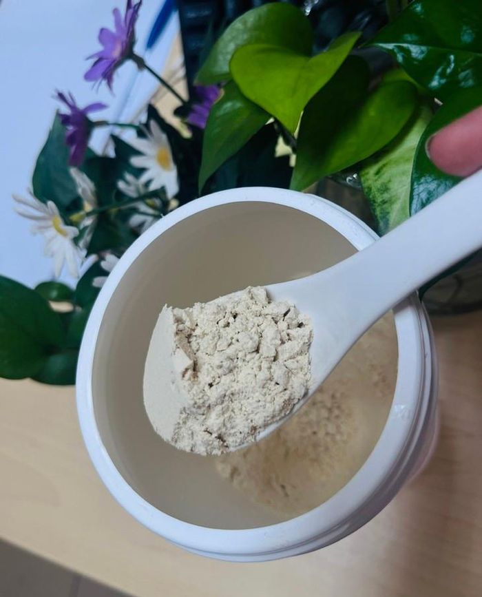 Thêm một muỗng bột protein vào chế độ ăn uống là một cách dễ dàng để tăng lượng protein trong chế độ ăn uống của người sau tuổi 70. Ảnh: Khánh Huyền.