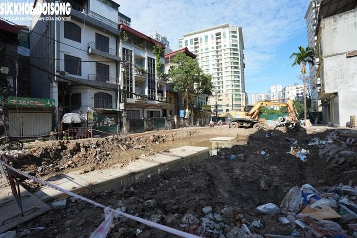 Công trình được đầu tư đồng bộ hệ thống chiếu sáng, cây xanh và đấu nối trực tiếp vào mạng lưới thoát nước chung của thành phố, giải quyết dứt điểm tình trạng úng ngập tồn tại nhiều năm qua tại khu vực ngõ 381 Nguyễn Khang và phố Hoa Bằng.