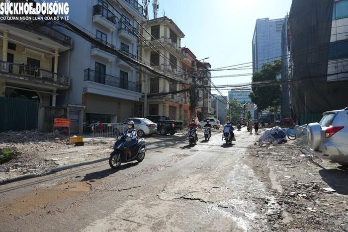 Nhìn từ trên cao, ngõ 381 Nguyễn Khang với mặt cắt ngang 21,5m đã lộ diện. Một số công trình trong ngõ 381 Nguyễn Khang đang được người dân chỉnh trang, chuẩn bị cho cuộc sống mới sau giải phóng mặt bằng.