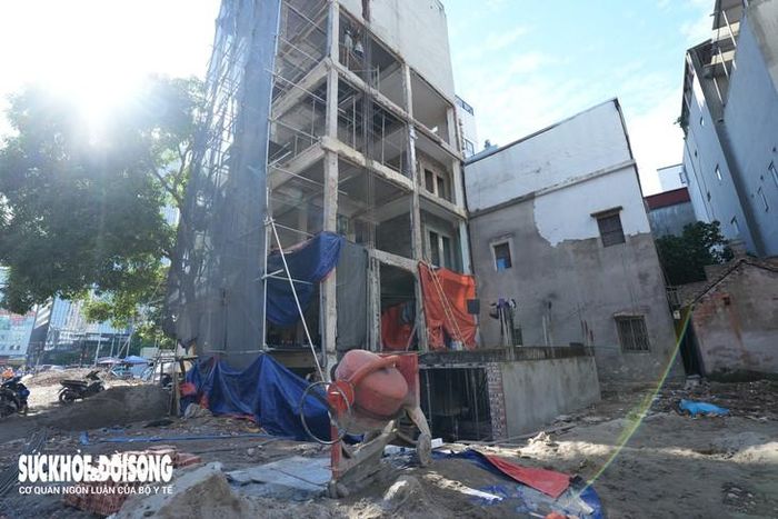 Một số công trình trong ngõ 381 Nguyễn Khang đang được người dân chỉnh trang, chuẩn bị cho cuộc sống mới sau giải phóng mặt bằng.