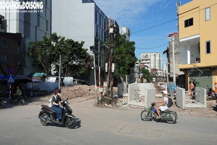 Sau nhiều năm chờ đợi, cuối tháng 8/2026, toàn bộ các trường hợp liên quan đã đồng thuận bàn giao mặt bằng, tạo điều kiện để dự án chuyển sang giai đoạn thi công. Hiện nhà thầu đang huy động nhiều máy móc, công nhân thi công dự án để có thể về đích trong năm 2026. (Ảnh - Minh Ngọc )