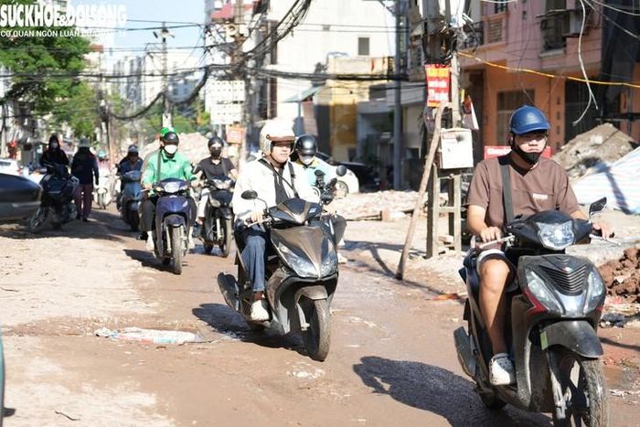 Ghi nhận đầu tháng 10/2026, các tốp công nhân cùng máy móc đang khẩn trương đào múc, thi công hệ thống cống thoát nước, từng bước hình thành hạ tầng kỹ thuật trên tuyến. Nhiều đoạn đã được tập kết vật liệu, triển khai các hạng mục phục vụ quá trình mở rộng mặt đường. (Ảnh - Minh Ngọc)