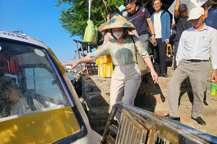 Khép lại ngày làm việc, Bác sĩ chuyên khoa I Phạm Thị Đào rời đảo Vĩnh Thực, trở về đất liền. Ảnh: Tuấn Anh