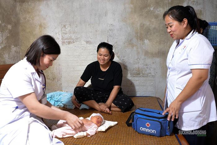 Kiểm tra sức khỏe trẻ sơ sinh, hướng dẫn gia đình chăm sóc trẻ. Ảnh: Tuấn Anh