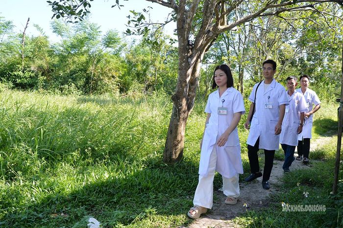 Các y, bác sĩ men theo con đường nhỏ trên đảo để đến thăm khám tại nhà cho người dân. Ảnh: Tuấn Anh