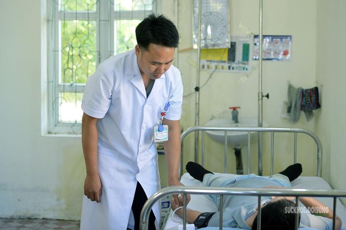 Thăm khám cho người dân tại Trạm Y tế xã Vĩnh Thực. Ảnh: Tuấn Anh