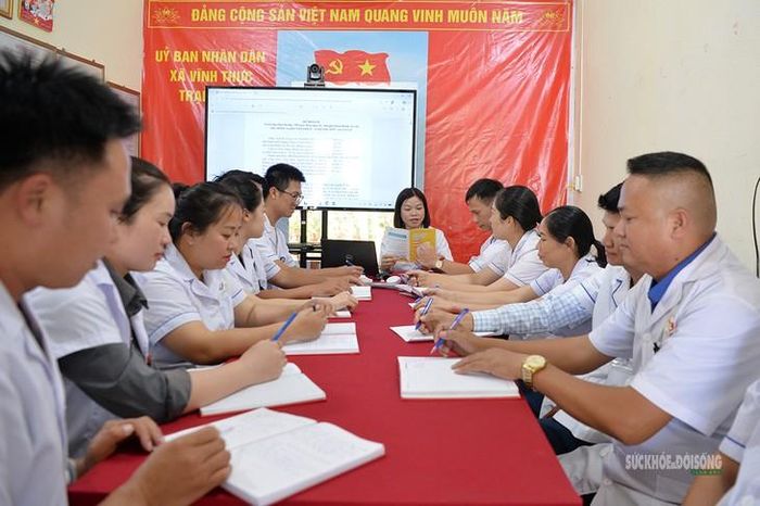 Cán bộ Trạm Y tế xã Vĩnh Thực trao đổi công việc chuyên môn, triển khai nhiệm vụ chăm sóc sức khỏe người dân. Ảnh: Tuấn Anh