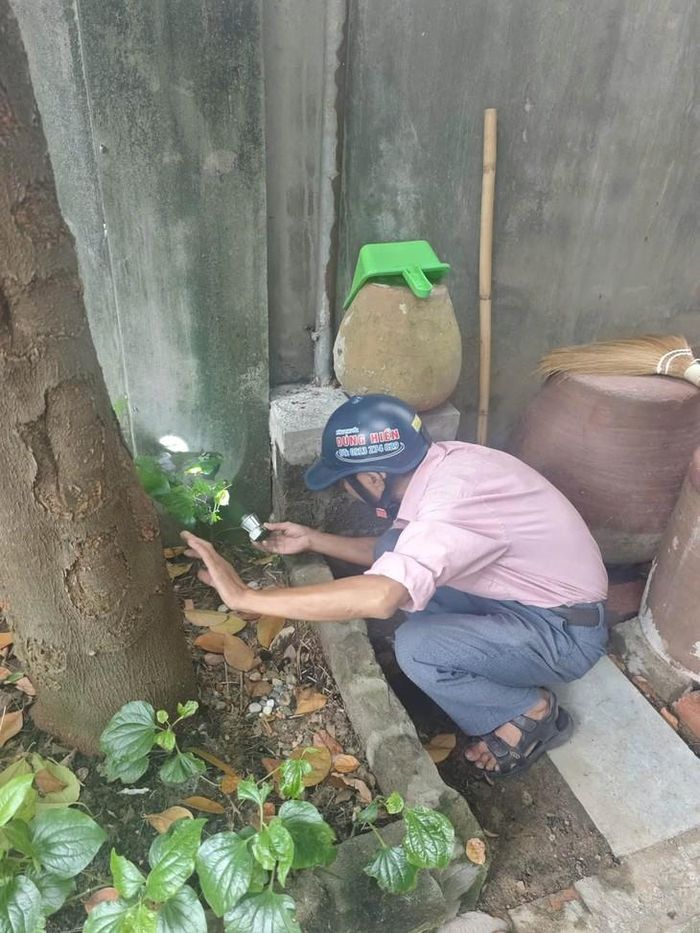 Cơ quan chức năng kiểm tra, xử lý các vật dụng có nguy cơ đọng nước, loại bỏ nơi muỗi sinh sản nhằm phòng, chống sốt xuất huyết tại cộng đồng. Ảnh: T.L.