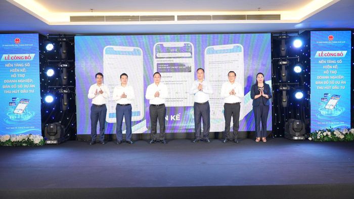 Lãnh đạo TP Huế thực hiện nghi thức công bố các nền tảng số. Ảnh: NH.
