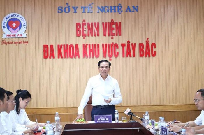 Chủ tịch UBND tỉnh Nghệ An Võ Trọng Hải chủ trì buổi làm việc với các đơn vị y tế trên tuyến đường 48, yêu cầu tháo gỡ khó khăn, nâng cao chất lượng khám chữa bệnh. Ảnh: K.C.