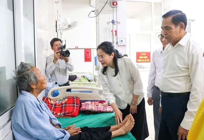 Đoàn công tác khảo sát thực tế tại cơ sở y tế, nắm bắt tình hình khám chữa bệnh và công tác chăm sóc sức khỏe người dân. Ảnh: K.C.