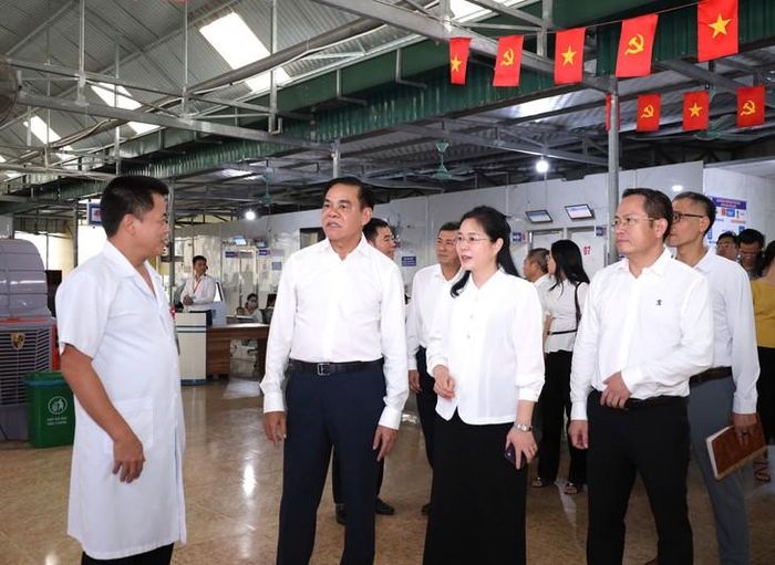 Chủ tịch UBND tỉnh Nghệ An Võ Trọng Hải cùng đoàn công tác khảo sát thực tế tại các cơ sở y tế, nắm bắt tình hình hoạt động và những khó khăn trong công tác khám, chữa bệnh. Ảnh: K.C.