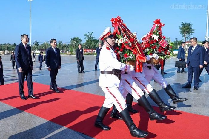 Thủ tướng Lê Minh Hưng và Thủ tướng Chính phủ Lào Saleumxay Kommasith thăm Công viên Hữu nghị Lào - Việt Nam, dâng hoa tưởng niệm tại tượng đài Chủ tịch Hồ Chí Minh, Chủ tịch Kaysone Phomvihane, Chủ tịch Souphanouvong. Ảnh: chinhphu.vn/Nhật Bắc