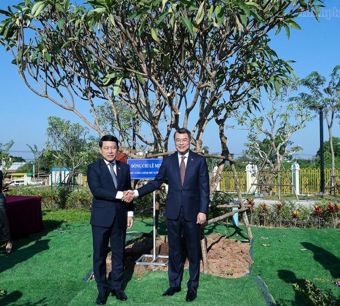 Thủ tướng Lê Minh Hưng và Thủ tướng Chính phủ Lào Saleumxay Kommasith trồng cây lưu niệm tại Công viên Hữu nghị Lào - Việt Nam. Ảnh: chinhphu.vn/Nhật Bắc