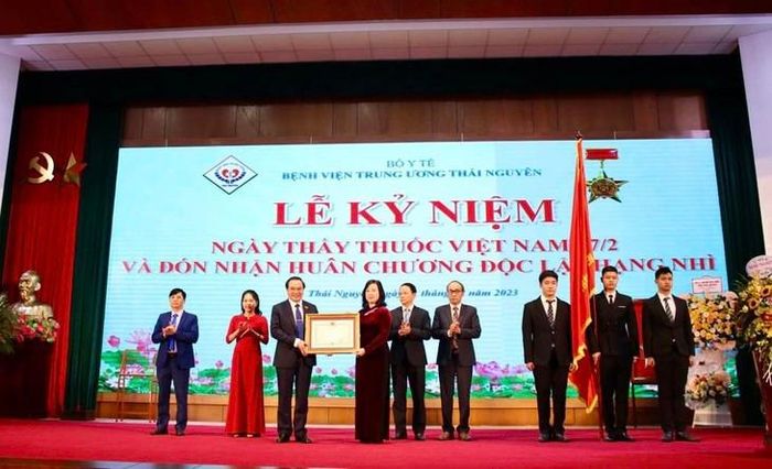 Thừa uỷ quyền của lãnh đạo Đảng, Nhà nước, Bộ trưởng Bộ Y tế Đào Hồng Lan trao tặng Huân chương Độc lập hạng Nhì cho tập thể Bệnh viện Trung ương Thái Nguyên. Ảnh: VGP