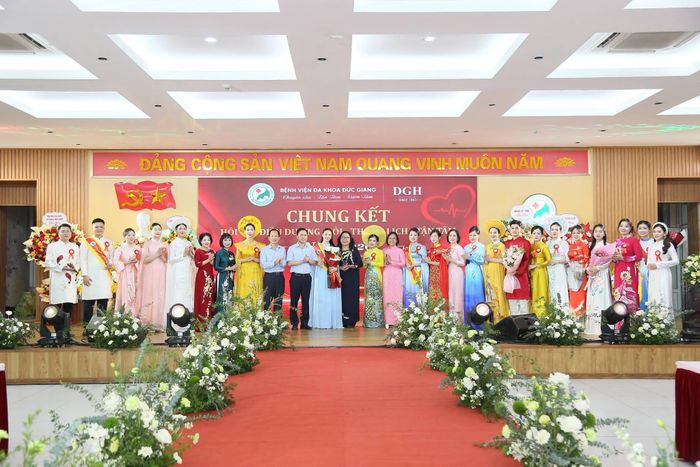 Ban Tổ chức trao các giải cho thí sinh. Ảnh: BVCC