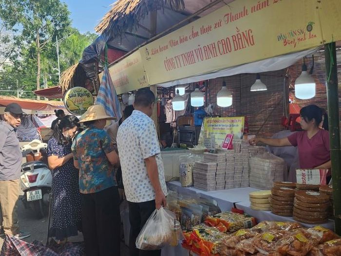 Sự kiện quy tụ gần 200 gian hàng đến từ các địa phương. Ảnh: Ngọc Hưng.