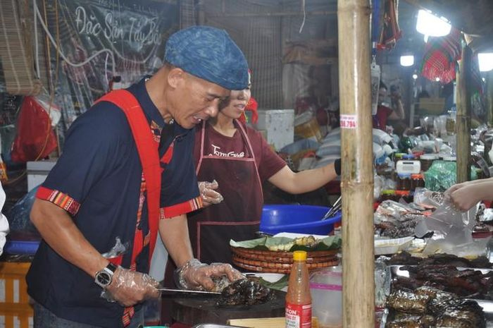 Tại các gian hàng, người dân và du khách có dịp khám phá nhiều đặc sản tiêu biểu của các vùng miền. Ảnh: Ngọc Hưng.