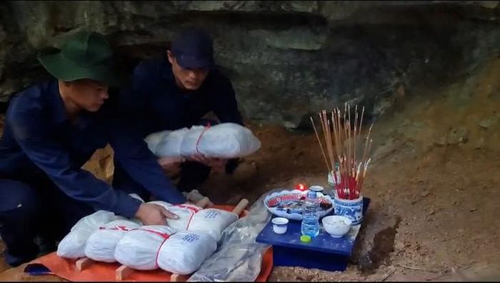 Các hài cốt liệt sĩ được phát hiện trong các hang đá. Ảnh: Hoàng Cuối.