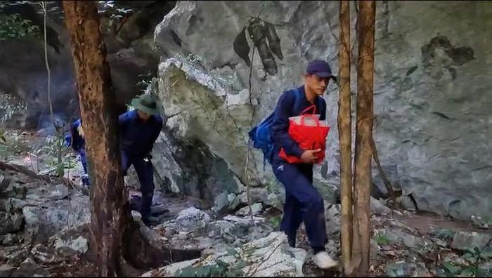 Lực lượng chức năng phải vất vả vượt núi, băng rừng để tìm kiếm, quy tập hài cốt liệt sĩ tại nước bạn Lào. Ảnh: Hoàng Cuối.
