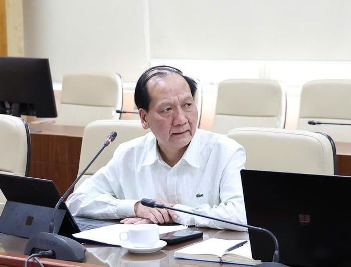 Đại diện các đơn vị của Cục Quản lý Dược báo cáo, làm rõ thêm nội dung Thứ trưởng quan tâm. Ảnh: Trần Minh