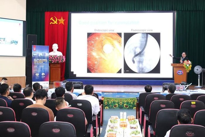 PGS. Phonthep Angsuwatcharakon - Khoa Y, Đại học Chulalongkorn, Bangkok, Thái Lan giới thiệu kỹ thuật tiên tiến. Ảnh: HN