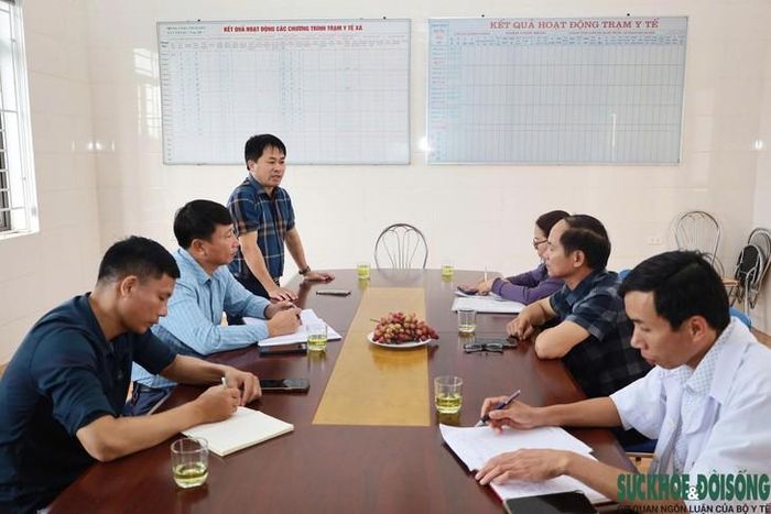Đoàn công tác CDC Hà Tĩnh làm việc với chính quyền địa phương và Trạm Y tế xã Cẩm Trung. Ảnh: Nhật Thắng.