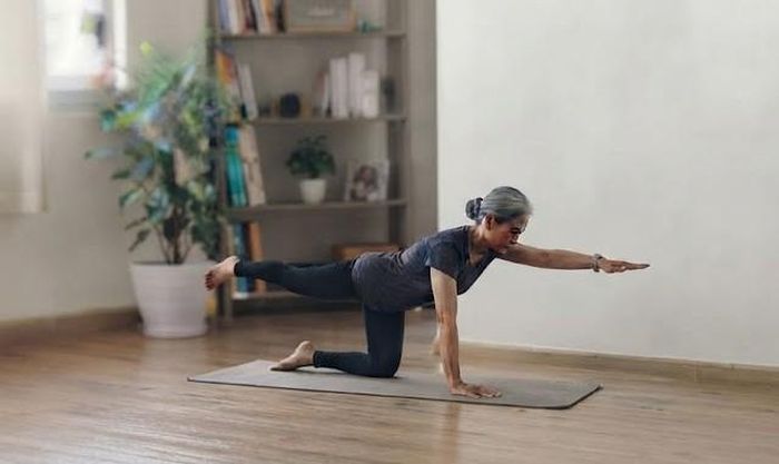 Tư thế chim-chó giúp kiểm soát tư thế. Ảnh: AI.