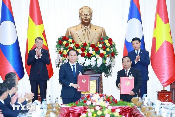 Thủ tướng Lê Minh Hưng và Thủ tướng Lào Saleumxay Kommasith chứng kiến trao Chương trình hợp tác năm 2027 giữa Bộ Tư pháp hai nước. (Ảnh: Dương Giang/TTXVN)