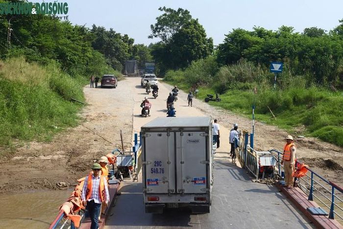 CSGT Hà Nội tăng cường kiểm tra việc chấp hành quy định an toàn giao thông đường thủy, từ giấy tờ phương tiện đến trang bị áo phao, dụng cụ cứu sinh. (Ảnh Thành Long)