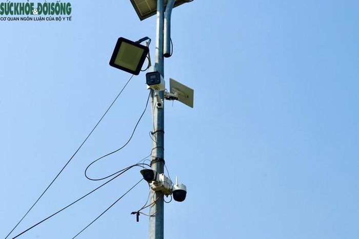 Camera tại bến phà Thọ An và trên phương tiện thủy hỗ trợ CSGT Hà Nội giám sát hoạt động vận chuyển khách qua sông từ xa. (Ảnh Thành Long)