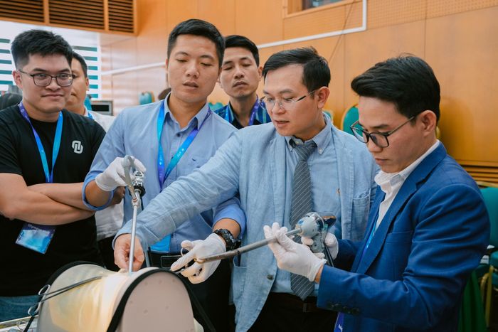 TS.BS Ngô Gia Khánh thị phạm hướng dẫn đồng nghiệp trên mô hình tại hội thảo. Ảnh: Thế Anh