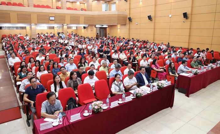 Các đại biểu tham dự hội thảo "Đảm bảo chất lượng đào tạo liên tục và đào tạo cấp chứng chỉ kỹ thuật chuyên môn cho cán bộ y tế" diễn ra tại Hà Nội. Ảnh: Trần Minh