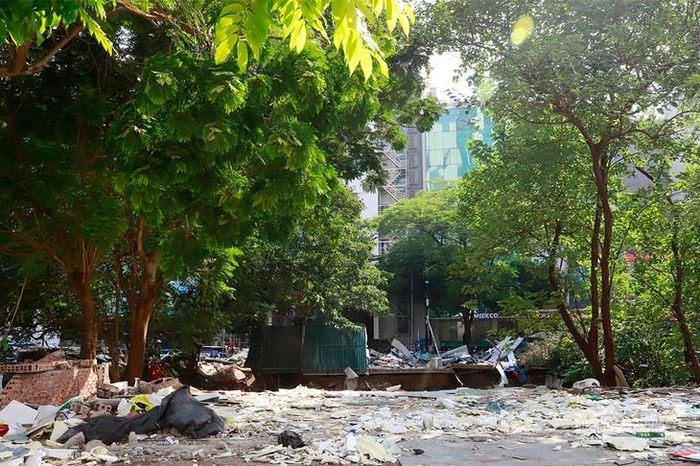 Khu vực công trình vi phạm sau tháo dỡ, gạch đá và vật liệu xây dựng ngổn ngang. Ảnh: Tuấn Anh