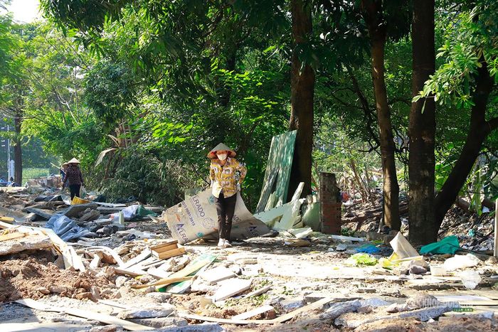 Nhiều người tranh thủ thu nhặt, vận chuyển vật liệu giữa đống đổ nát. Ảnh: Tuấn Anh