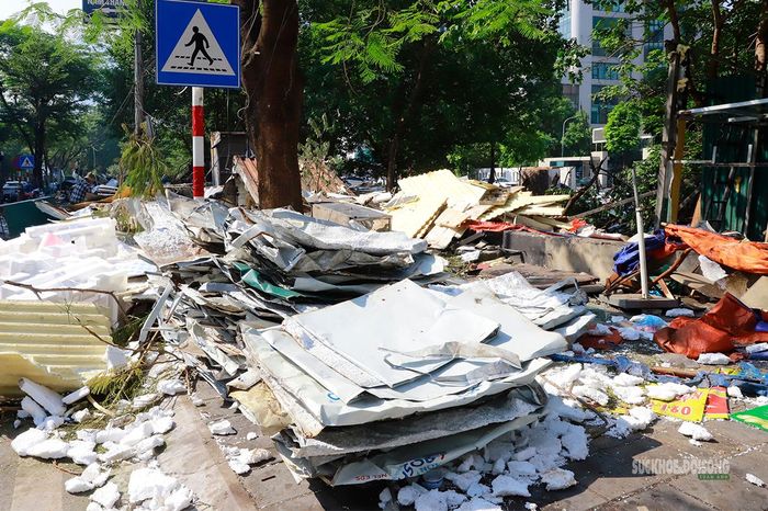 Mái tôn, vật liệu cách nhiệt và phế liệu chất đống bên đường. Ảnh: Tuấn Anh