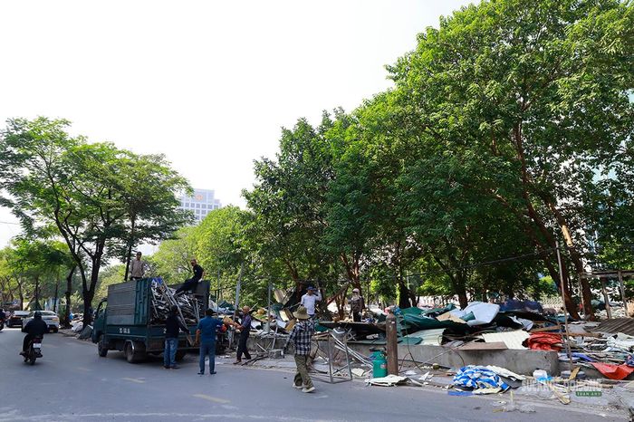 Xe tải được huy động vận chuyển khung sắt và phế liệu khỏi khu vực. Ảnh: Tuấn Anh