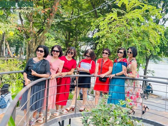 Không chỉ các bạn trẻ, những gia đình hoặc nhóm bạn lâu năm cũng hào hứng trước ống kính. Ảnh: Phúc Đức