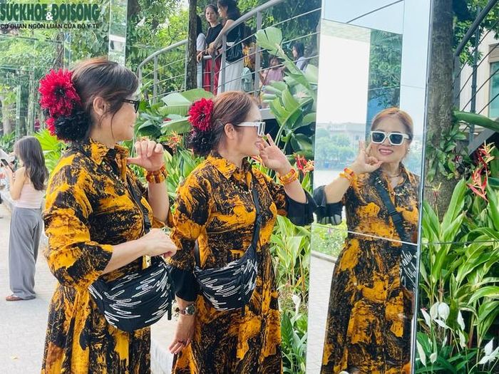 Khu vực khung gương phản chiếu cảnh quan thu hút đông người dân, du khách đến tham quan, chụp ảnh. Ảnh: Phúc Đức