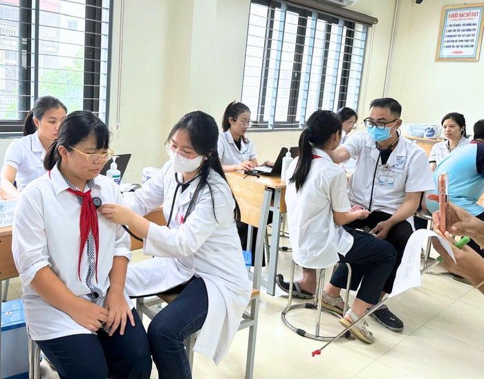 Bác sĩ Bệnh viện Nhi Hà Nội khám sức khoẻ cho học sinh đầu năm học. Ảnh: BVCC