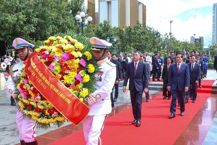 Thủ tướng Lê Minh Hưng và Đoàn Đại biểu cấp cao Việt Nam dâng hương, hoa tại Đài Hữu nghị Campuchia-Việt Nam. Ảnh: chinhphu.vn/Nhật Bắc