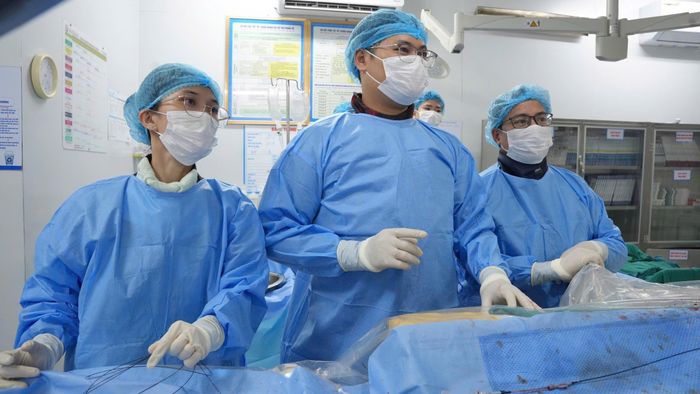 Các bác sĩ Bệnh viện Đa khoa tỉnh Quảng Trị tiến hành ca can thiệp cho người bệnh tim mạch. Ảnh: BV.