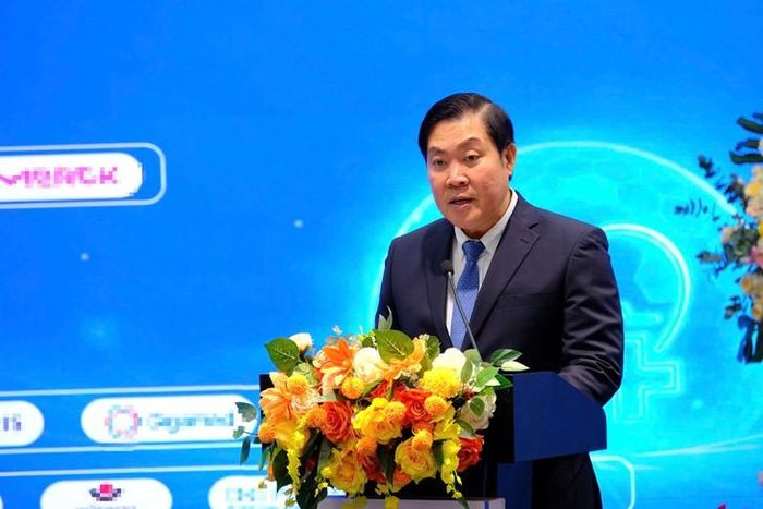 TS.BS.CKII Vũ Trí Thanh – Giám đốc Bệnh viện Đa khoa Thủ Đức cho biết, chuyển đổi số giúp giảm thời gian làm hồ sơ bệnh án, nâng cao hiệu quả quản trị và chất lượng chăm sóc người bệnh. Ảnh: P.Thương.
