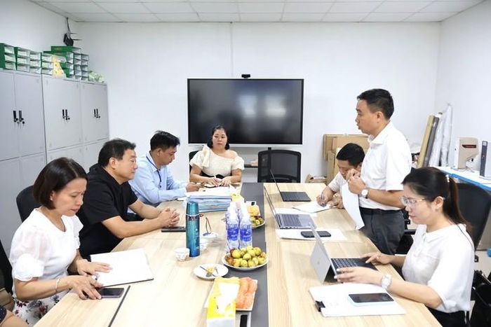 Đoàn kiểm tra làm việc tại Công ty TNHH thực nghiệp Chính Vĩnh Hải Phòng (phường Nam Đồ Sơn). Ảnh: Hồng Nhung.