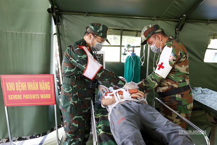 Quân y cấp cứu nạn nhân tại bệnh viện dã chiến. Ảnh: Văn Giang