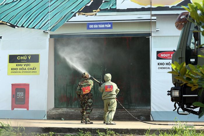 Phun khử nhiễm tại khu vực kho hóa chất. Ảnh: Văn Giang